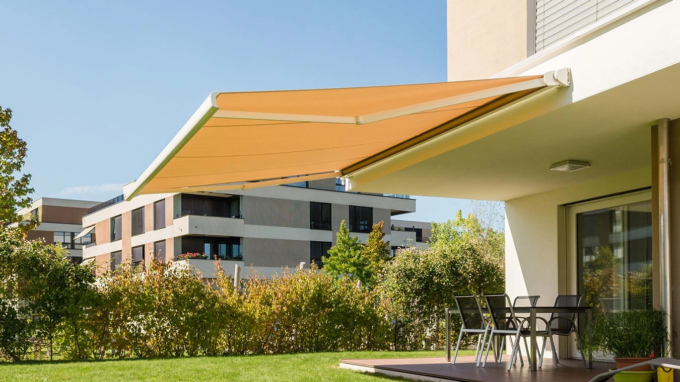 Markýza Casabox v moderní zástavbě Markýza Pergolino na terase rodinného domu