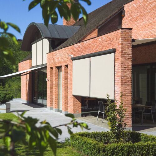 Screenové rolety zastíní okno a ochrání i posezení na terase