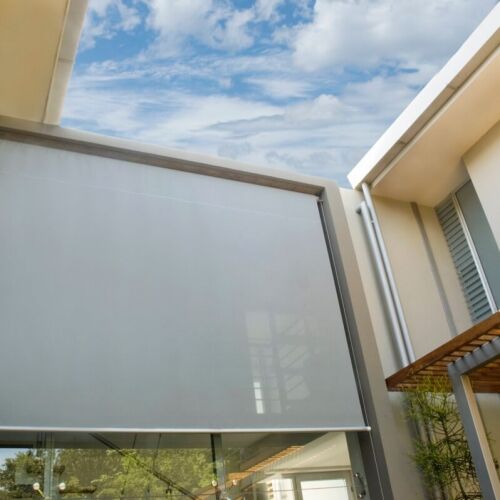 Zastínění velkého okna, posuvných dveří screenovou roletou