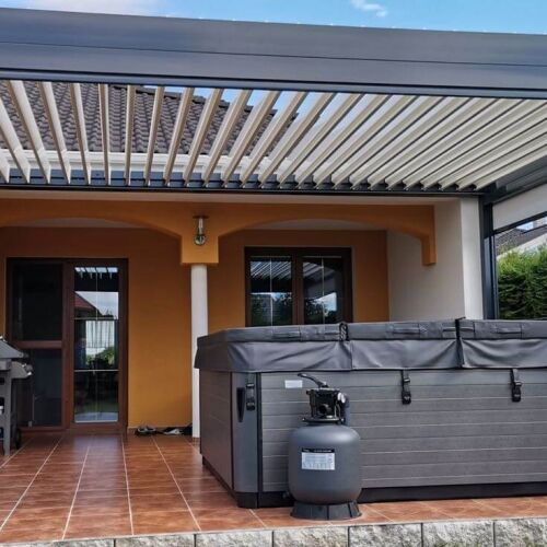 V&iacute;řivka pod pergolou