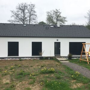 Sladěn&eacute; venkovn&iacute; žaluzie, střecha i vstupn&iacute; dveře do odst&iacute;nu antracit