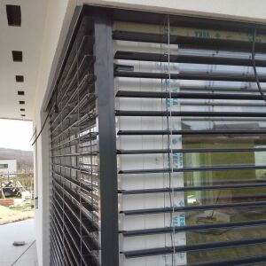 Antracitov&eacute; venkovn&iacute; žaluzie Cetta - rohov&aacute; instalace
