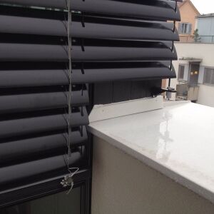 Detail - venkovn&iacute; žaluzie Cetta Flexi - Antracit s v&yacute;řezem na parapet