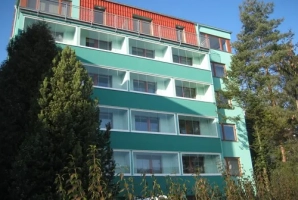 Bezr&aacute;mov&eacute; zasklen&iacute; Aluvista na dopoledn&iacute;m slunci