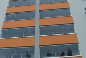 Bezr&aacute;mov&eacute; zasklen&iacute; lodžie Aluvista v panelov&eacute;m domě