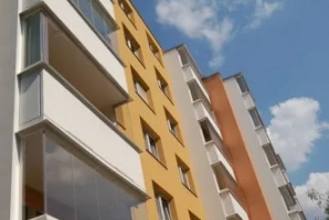 Bezr&aacute;mov&eacute; zasklen&iacute; Aluvista na balk&oacute;nech