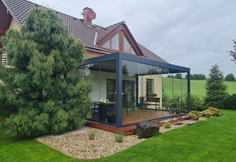 Pergola Artosi s bezrámovým zasklením