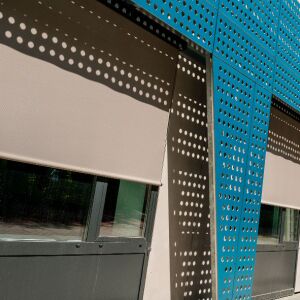 Elegantn&iacute; rolety Cablescreen podtrhnou r&aacute;z modern&iacute; budovy