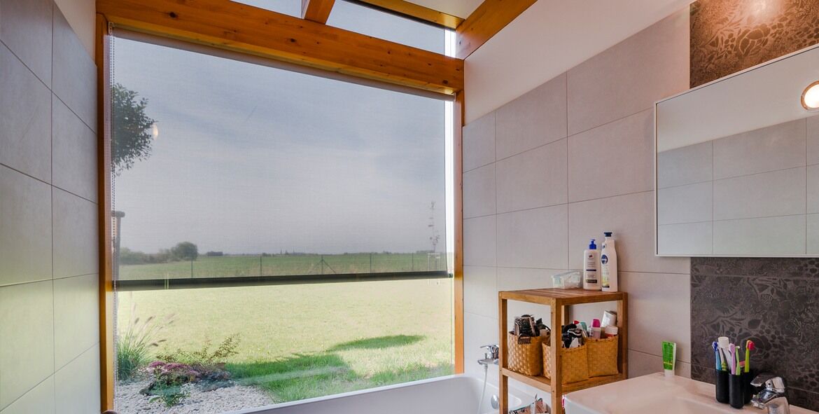 Roleta Cablescreen stíní moderní koupelnu 