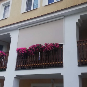 Roleta Screen Alfa-ZIP stíní pavlač domu