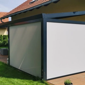 Roleta Screen Alfa-ZIP chrání posezení na terase domku