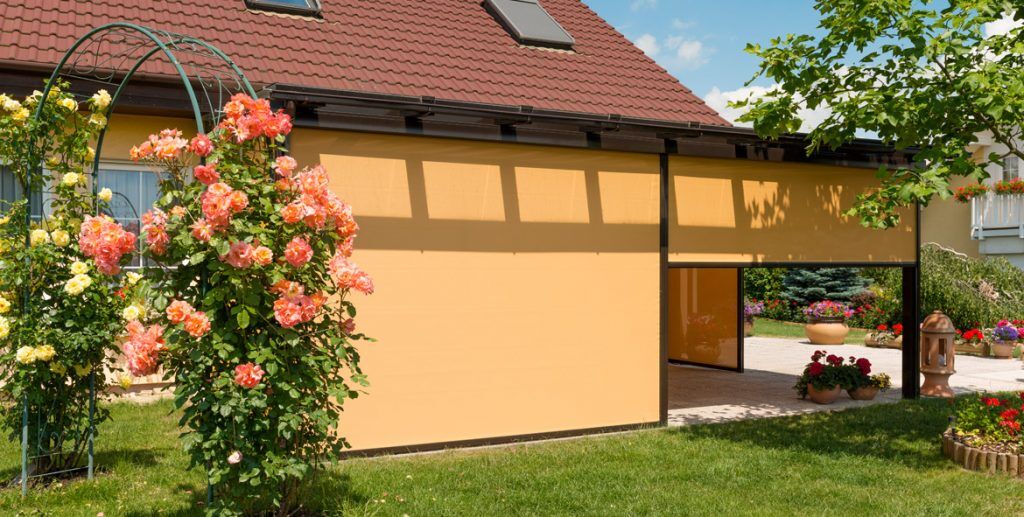 Screenov&aacute; roleta Zipscreen ve vesel&eacute; oranžov&eacute; barvě