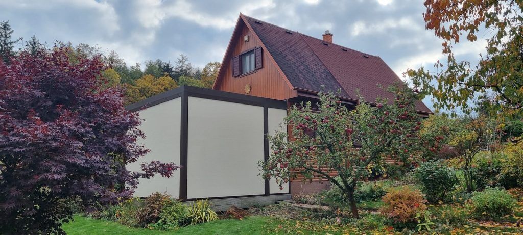 Hliníková pergola se zataženými screenovými roletami