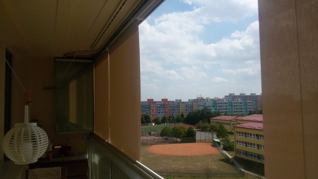 Screenov&aacute; roleta na zast&iacute;něn&iacute; balkonu - nebr&aacute;n&iacute; v&yacute;hledu