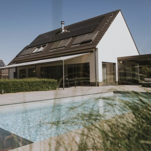 Screenov&eacute; st&iacute;něn&iacute; Veranda-HRV80-ZIP-2P u baz&eacute;nu