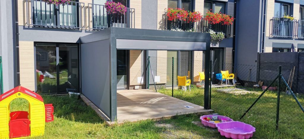 Screenov&aacute; roleta Zipscreen chr&aacute;n&iacute; před pohledy sousedů