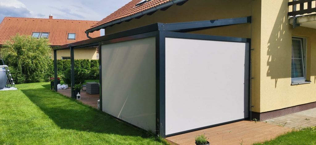 Screenov&aacute; roleta Zipscreen na hlinikov&eacute; pergole Artosi