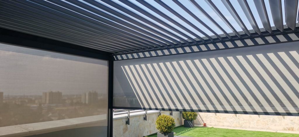 Poloprůhledn&aacute; roleta Zipscreen na hlin&iacute;kov&eacute; pergole Artosi - detail