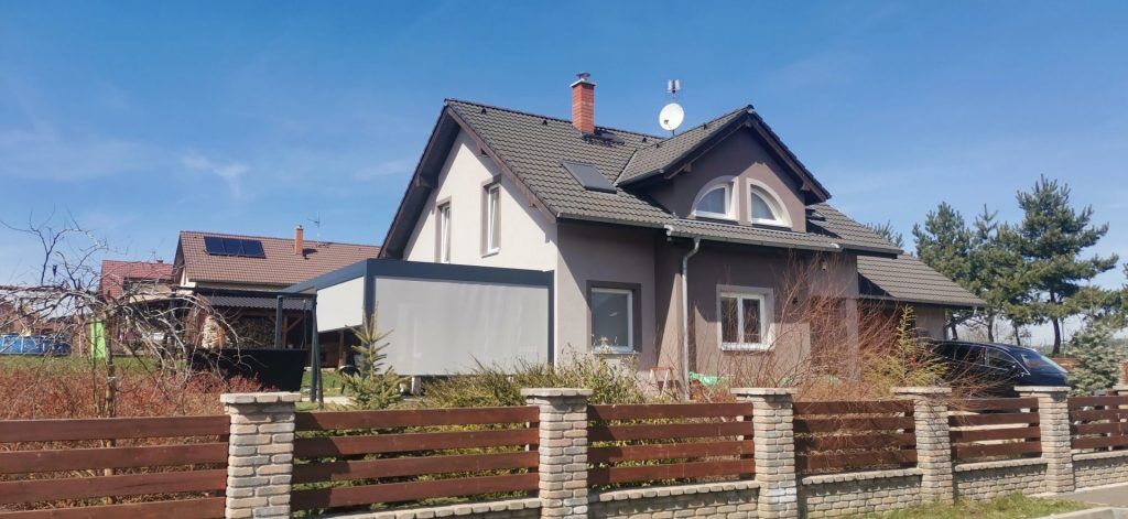 Poloprůhledn&aacute; roleta Zipscreen na hlin&iacute;kov&eacute; pergole Artosi