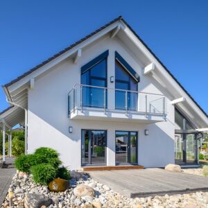 Elegantní domek s okny VEKA Softline 82 AD