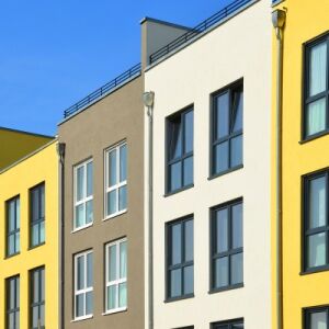 Okna VEKA Softline 82 na barevných domcích
