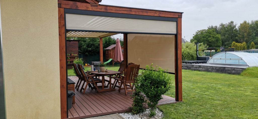 Dřevěná pergola s lamelovou střechou artosi