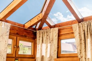 Pohled skrze dřevěná okna Oknotherm