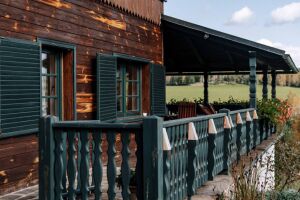 Dřevěná okna Oknotherm na venkovském stavení