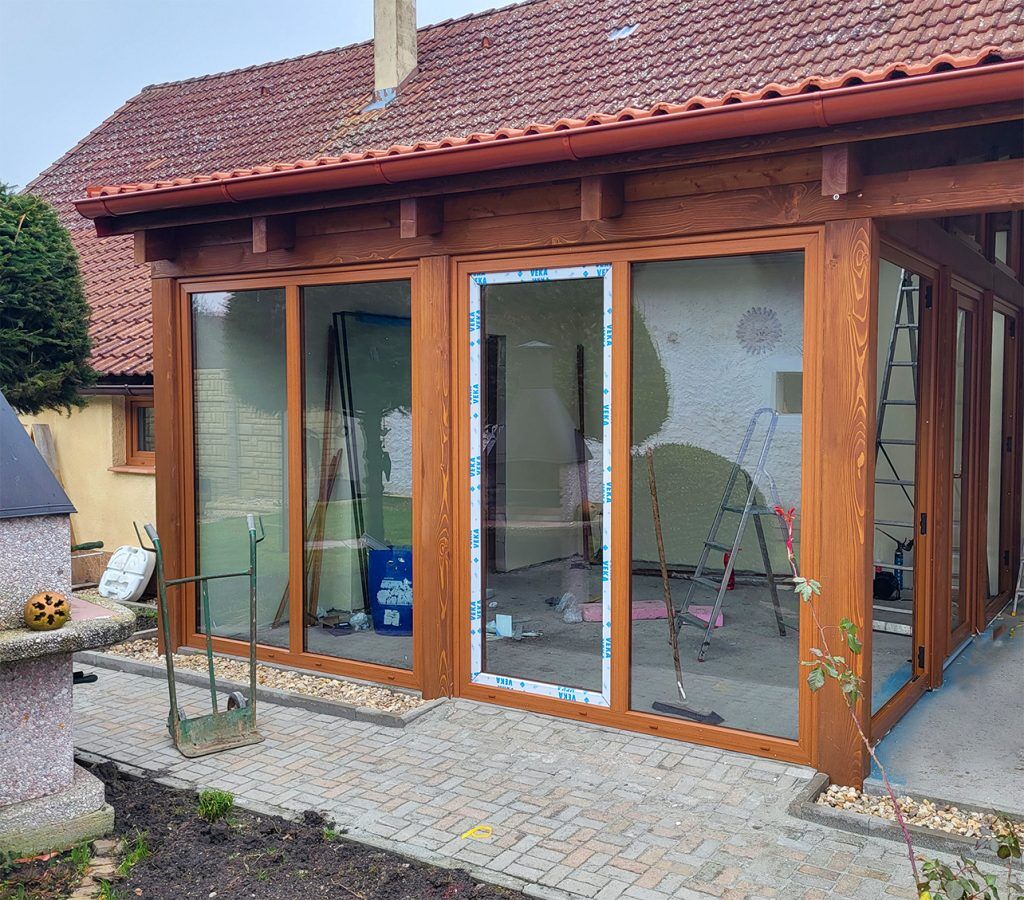 Zasklení pergoly plastovými okny VEKA při pohledu z dvorku