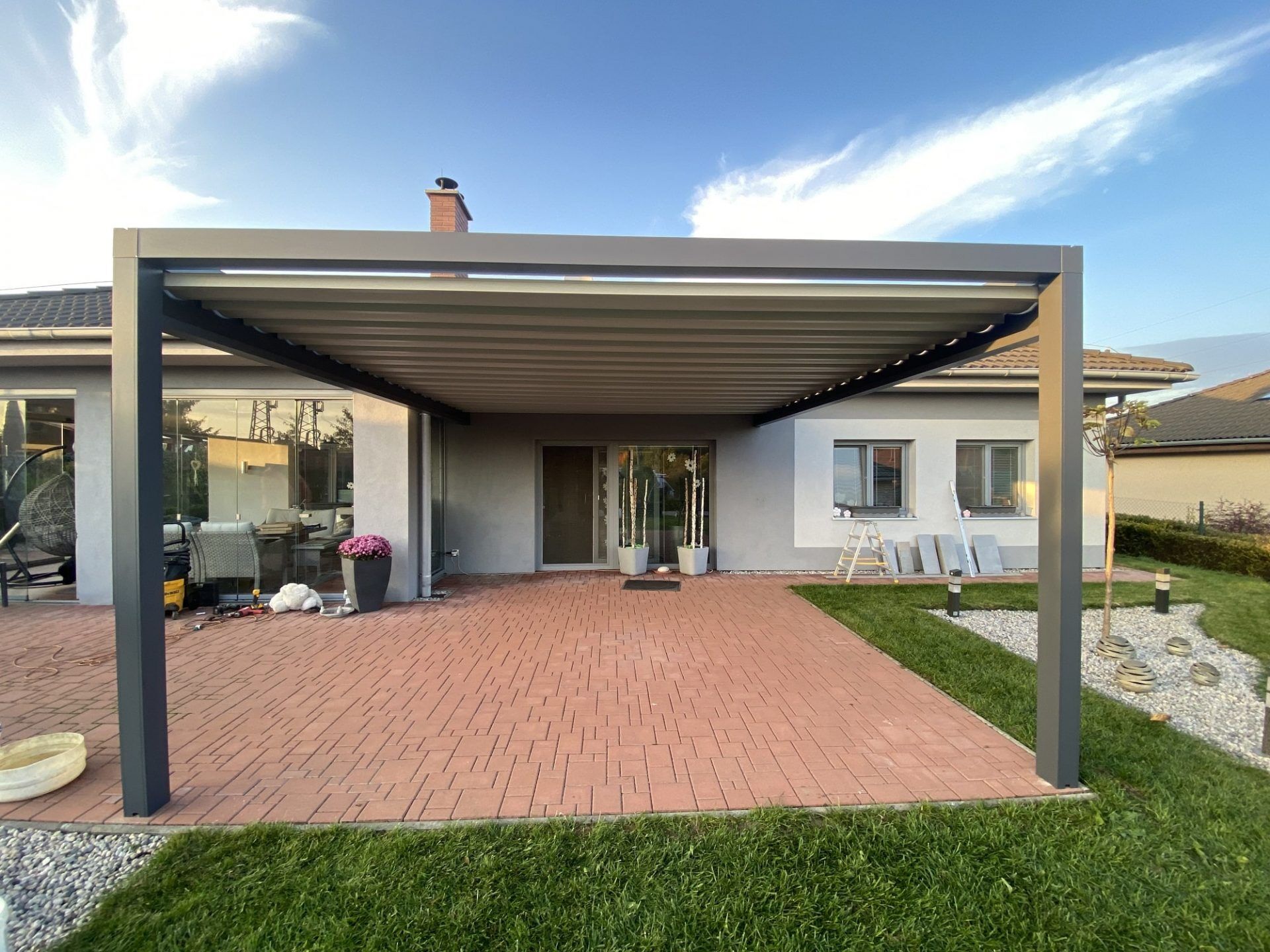 Markýza Pergolino v dopoledním slunci