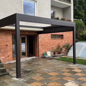 Hliníková pergola Horizontal kryje vstup na dvorek