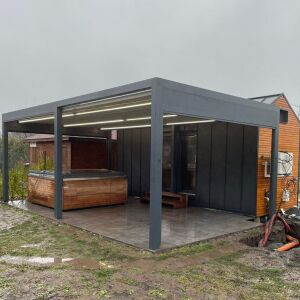 Hliníková pergola Horizontal kryje zahradní vířivku