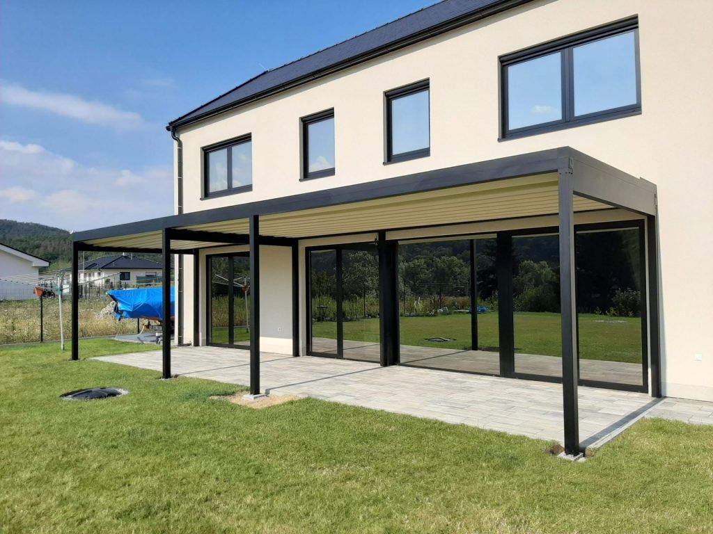 Hliníková pergola Horizontal se stahovací střechou u novostavby