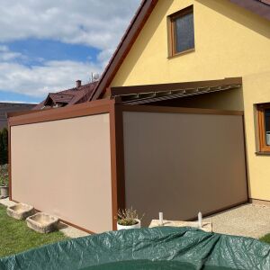 Stahovací pergola Klasik s bočním stíněním
