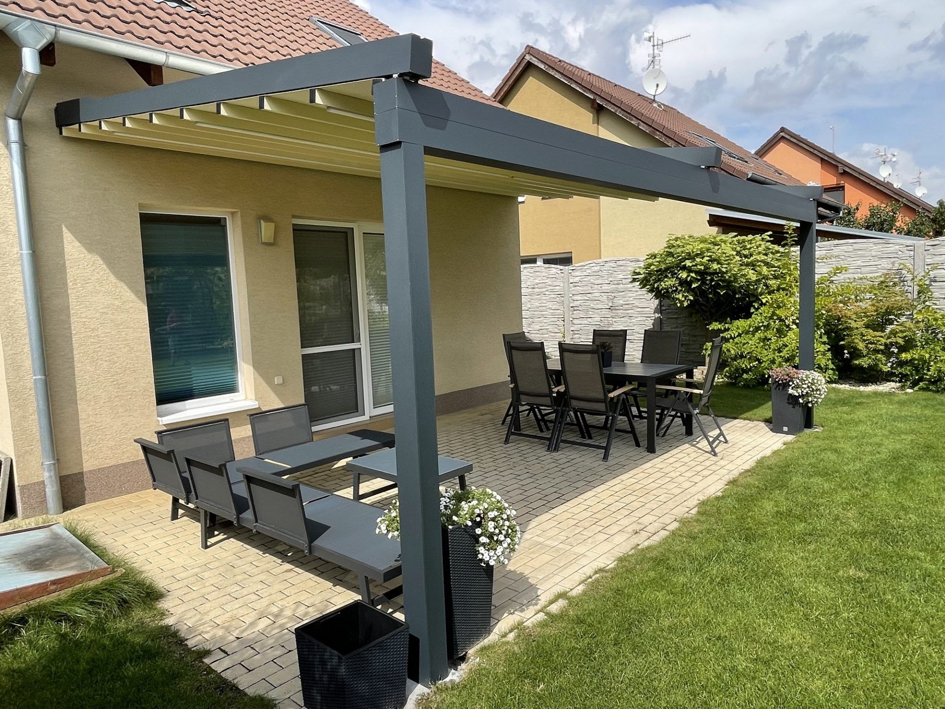 Markýza Pergolino na terase rodinného domu
