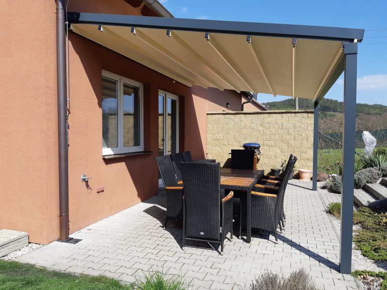 Markýza Pergolino v dopoledním slunci